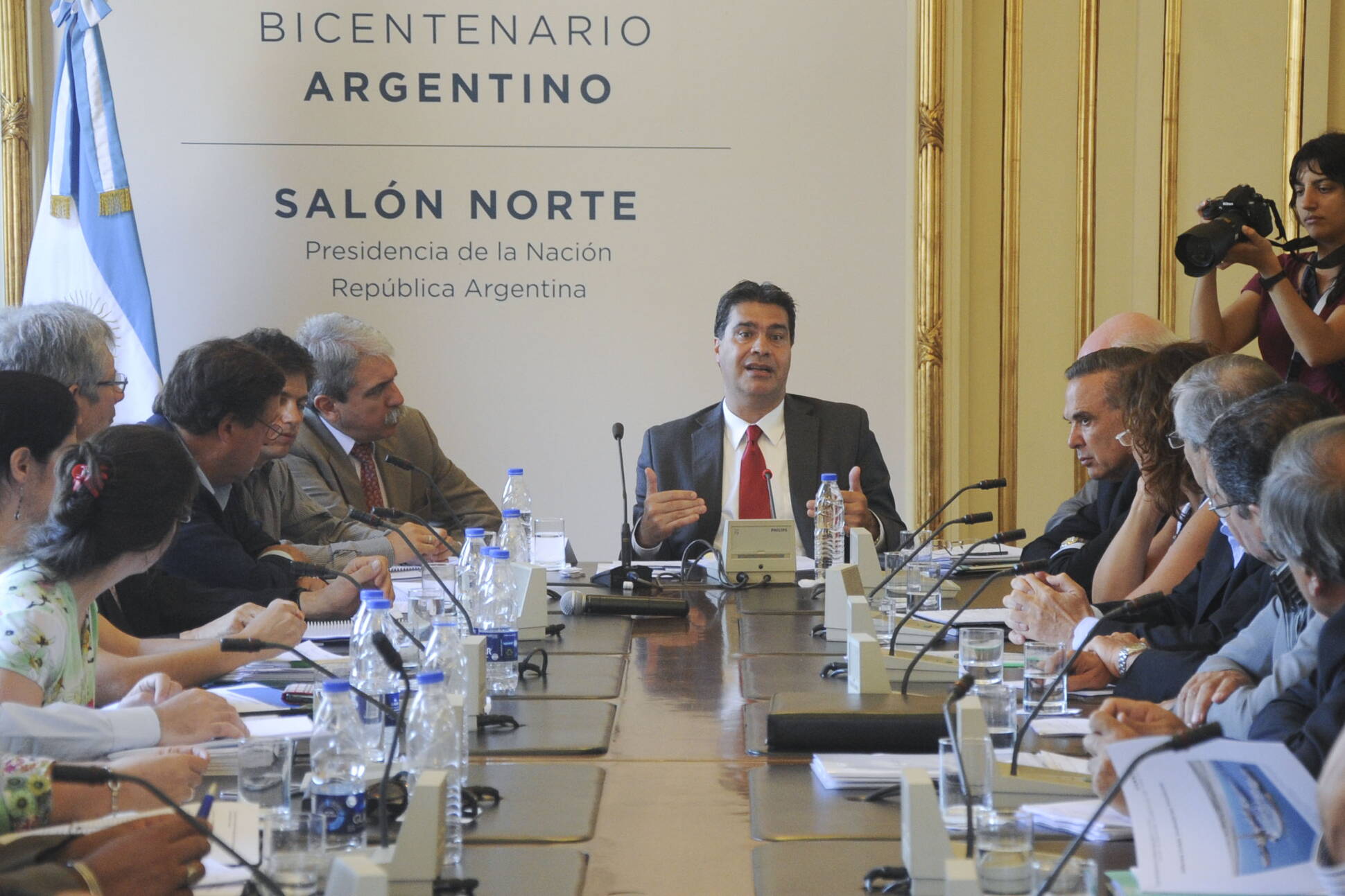 Capitanich y funcionarios del gobierno nacional con representantes de la cadena de valor de frutas